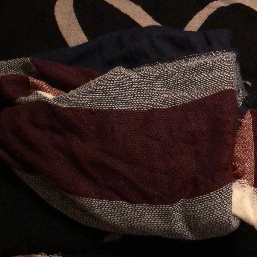 Very large scarf 🧣 - Picture 3 of 3